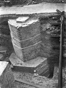 835533 Afbeelding van een archeologische opgraving op het Domplein te Utrecht.